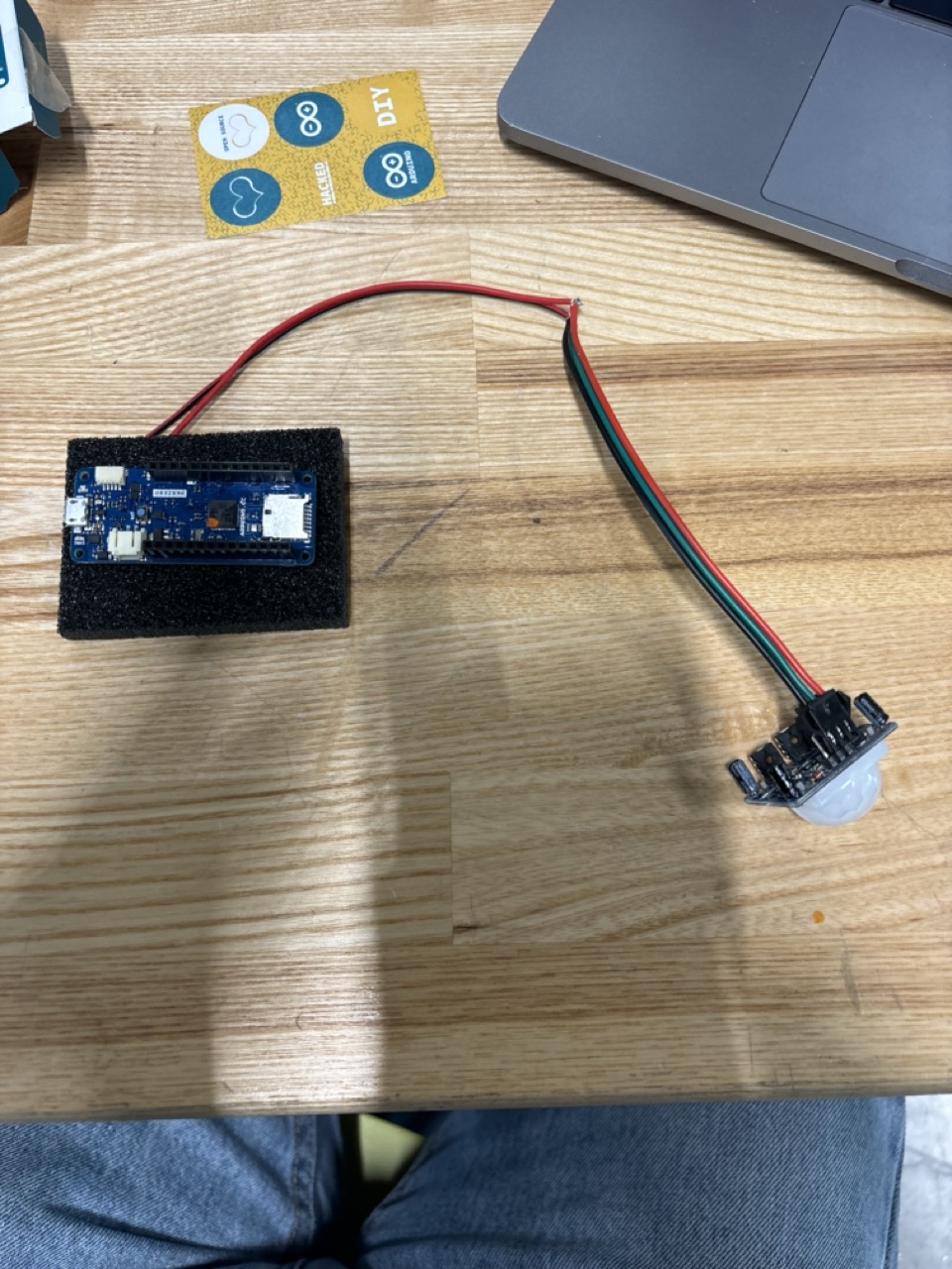 Wiring complete PIR Sensor to Arduino