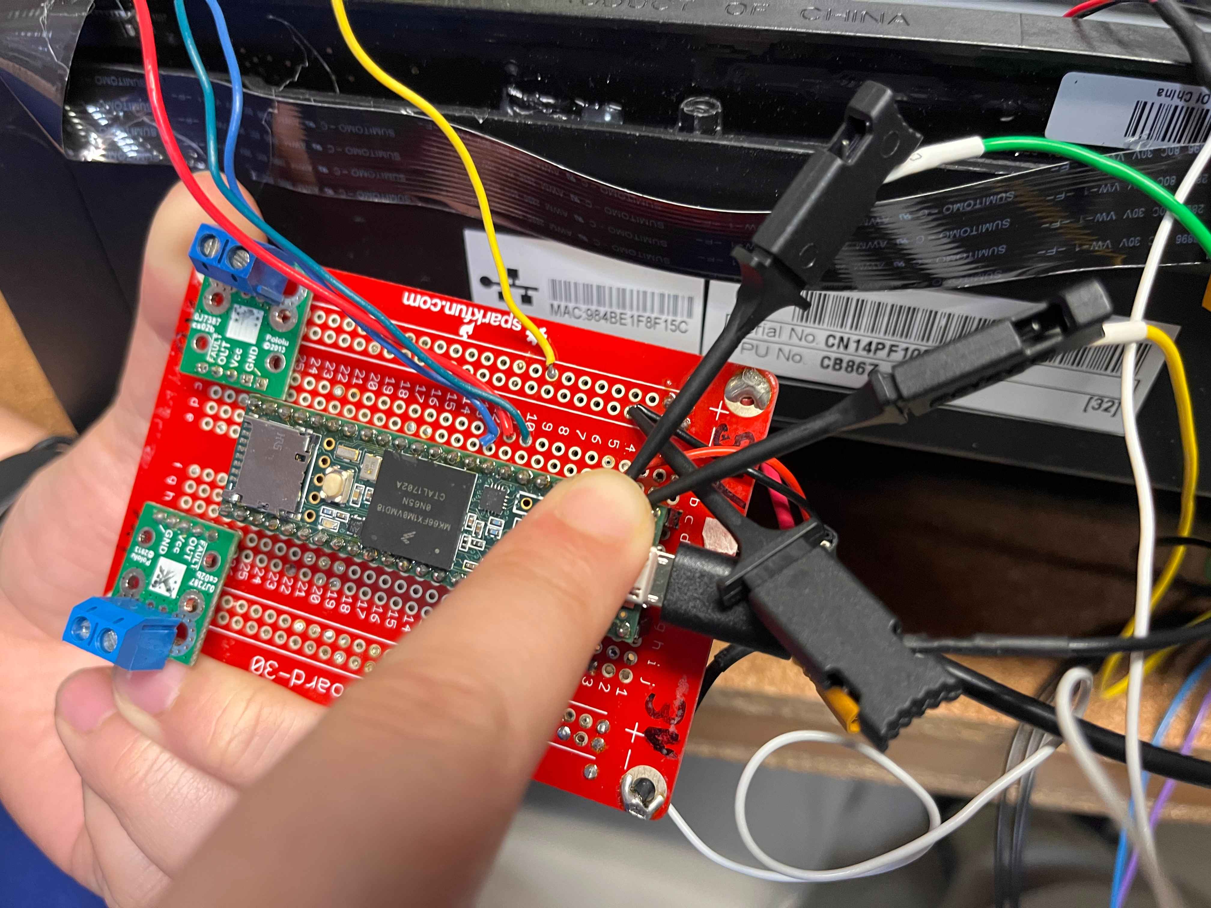Showing where to connect the logic analyzer pins.