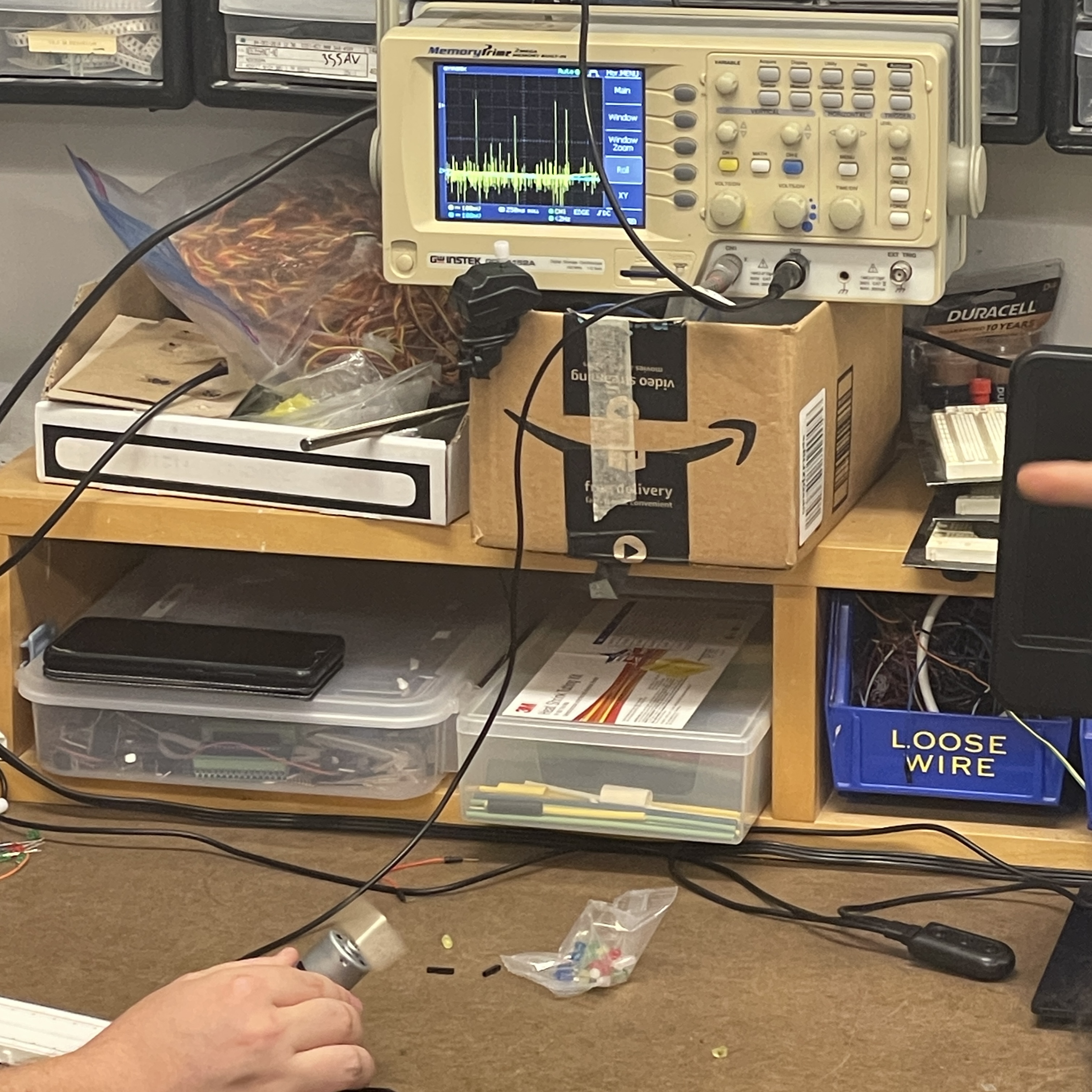 Zooming in closer on the osciloscope to see the variation in the current