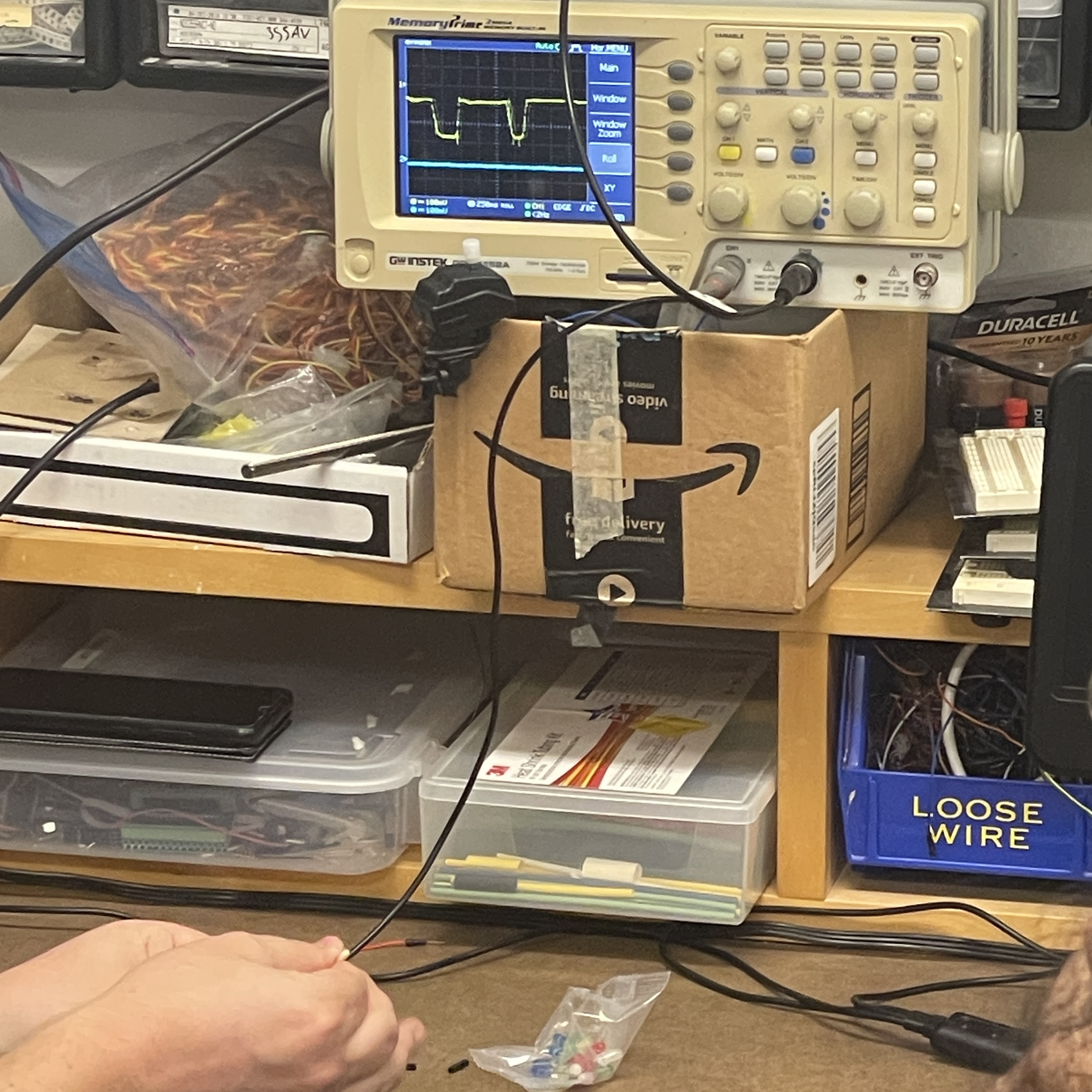 Zooming in closer on the osciloscope to see the variation in the current