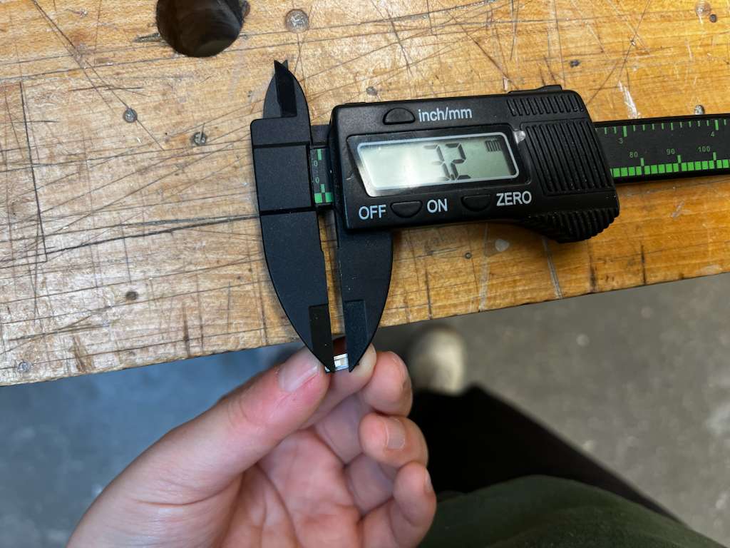 Bottom interface measurements to servo plate