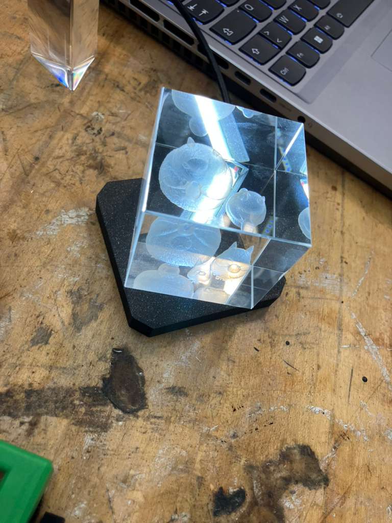 Illuminator setup for viewing glass engravings