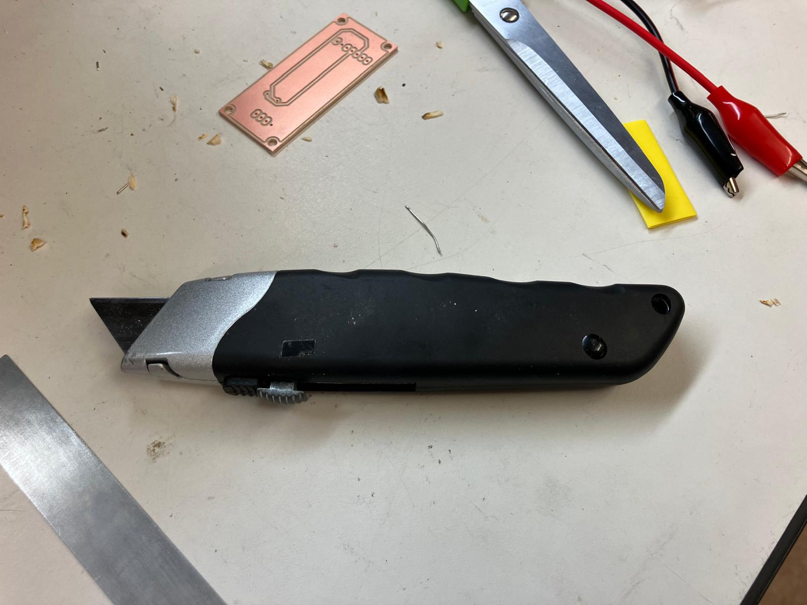 Utility knife for board modifications