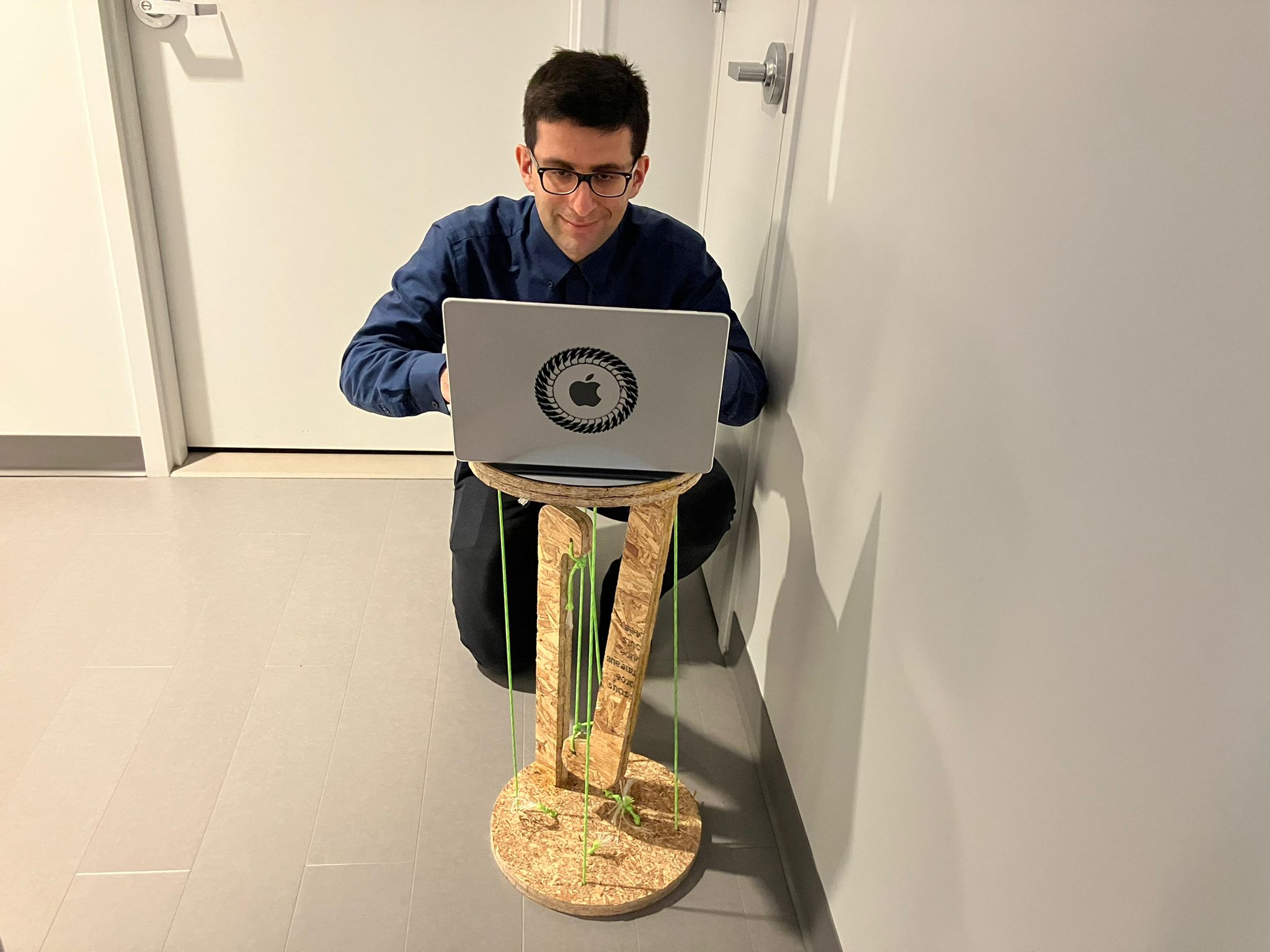 Working stable assembly