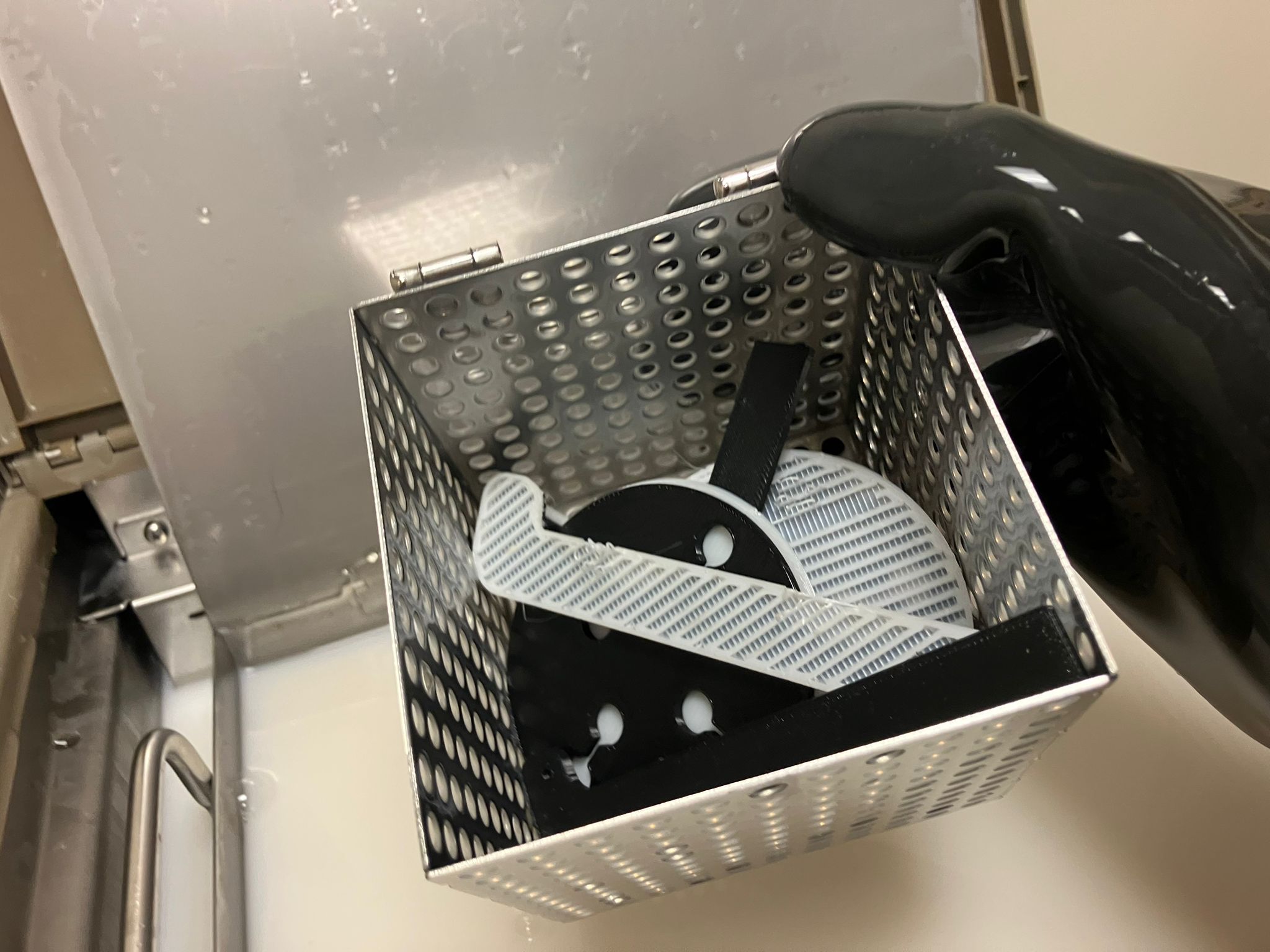 Dissolving support material