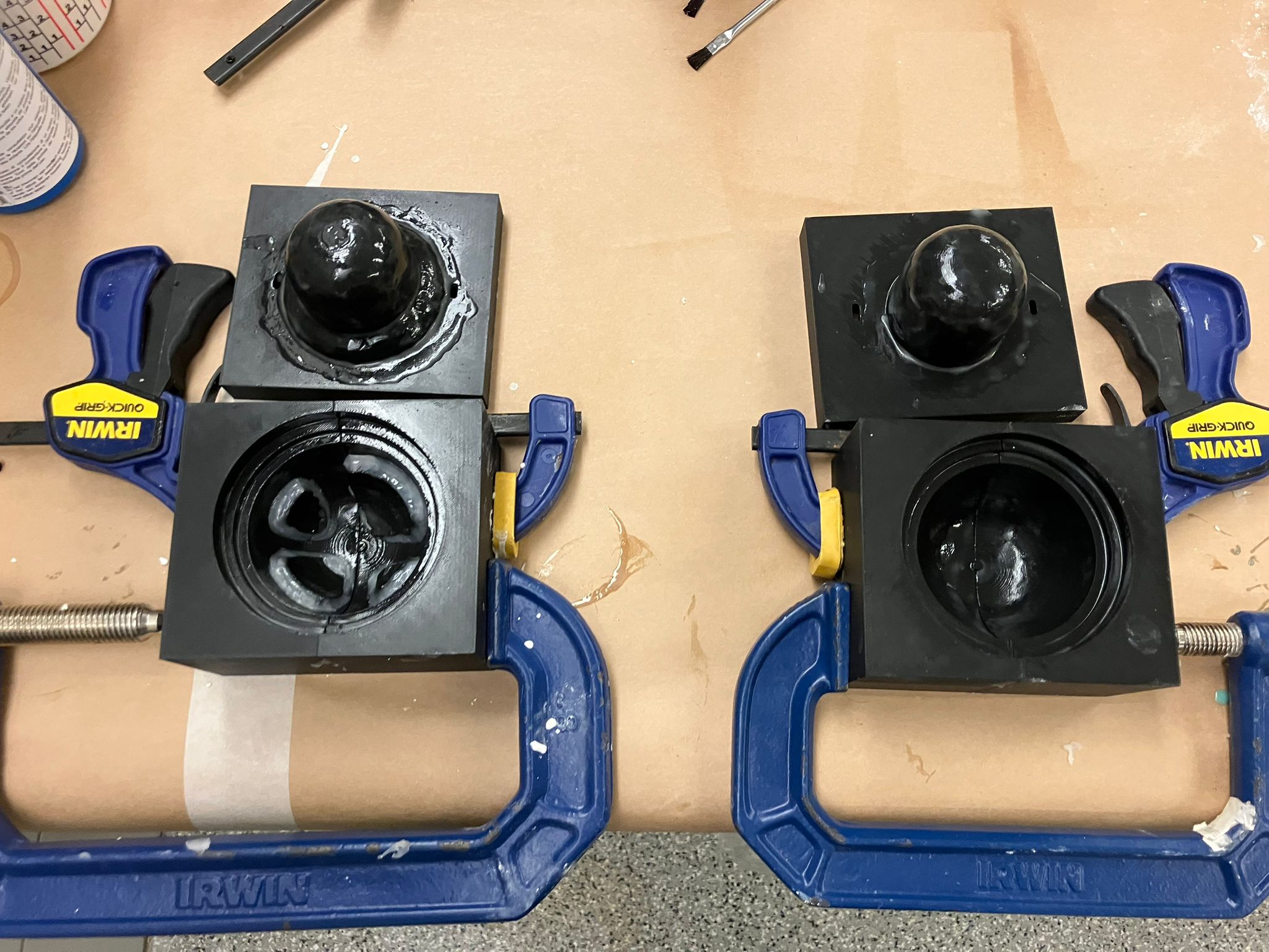 Triple clamp arrangement securing the dome mold stack