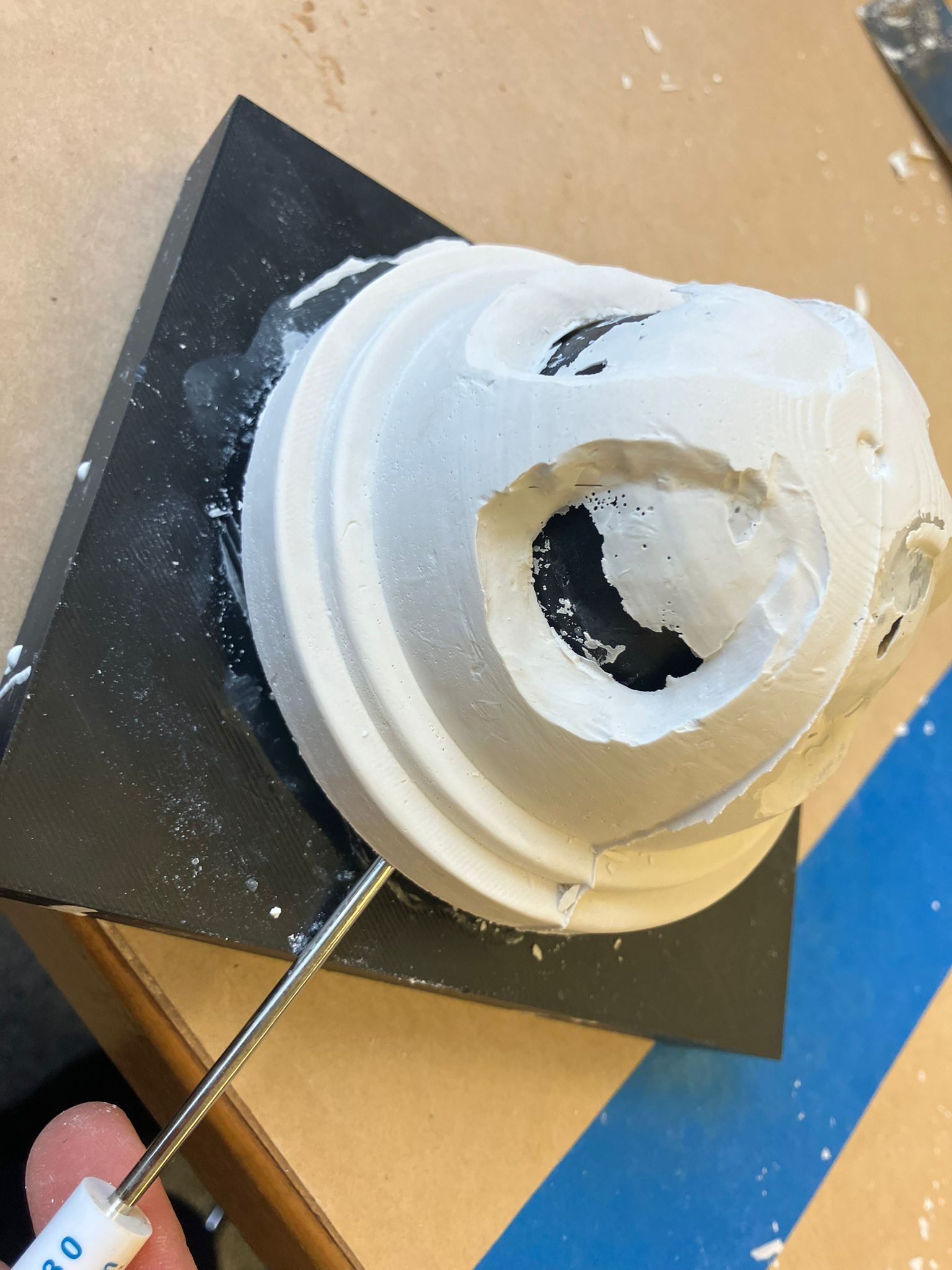 Screwdriver following the dome perimeter after the initial lift