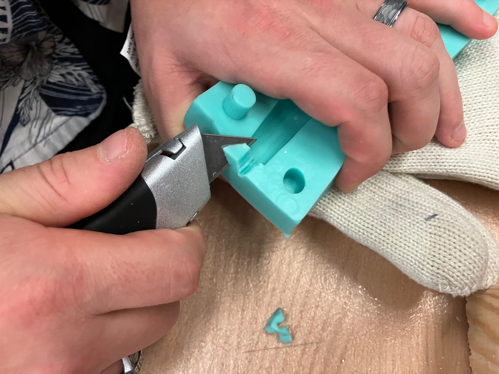 Enlarged pour hole in mold