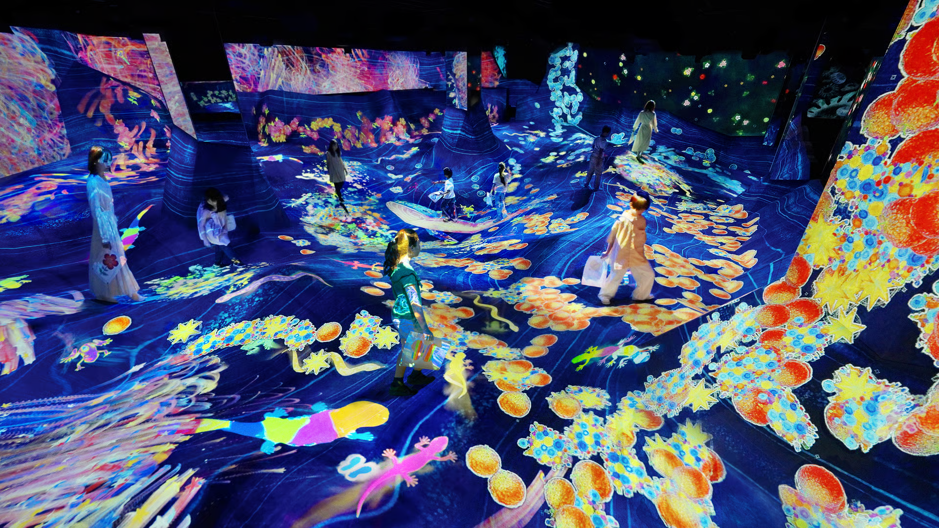 Immersive projection environment by teamLab