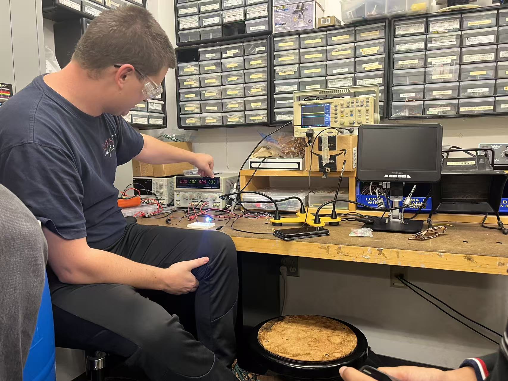Measuring setup with bench instruments