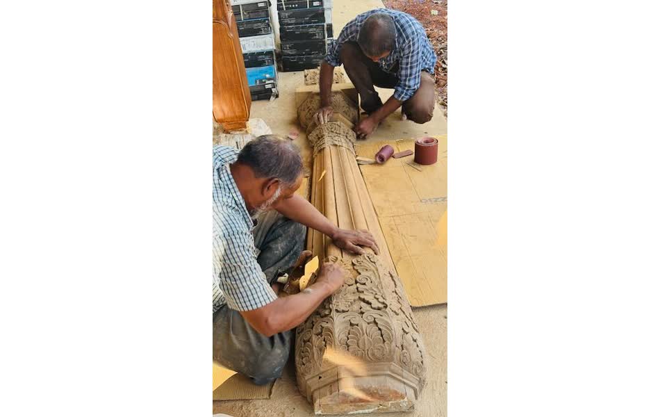 Antique carved teak wood pillar