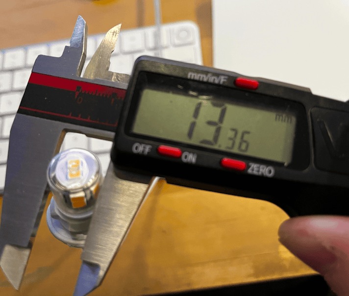 Measurement of the diameter of the 12V T10 LED bulbs with a caliper (13.36mm)