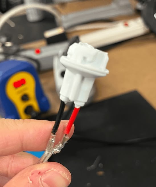 My sloppy solder job for the socket <-> wire connection with some help of the heat shrink tubing