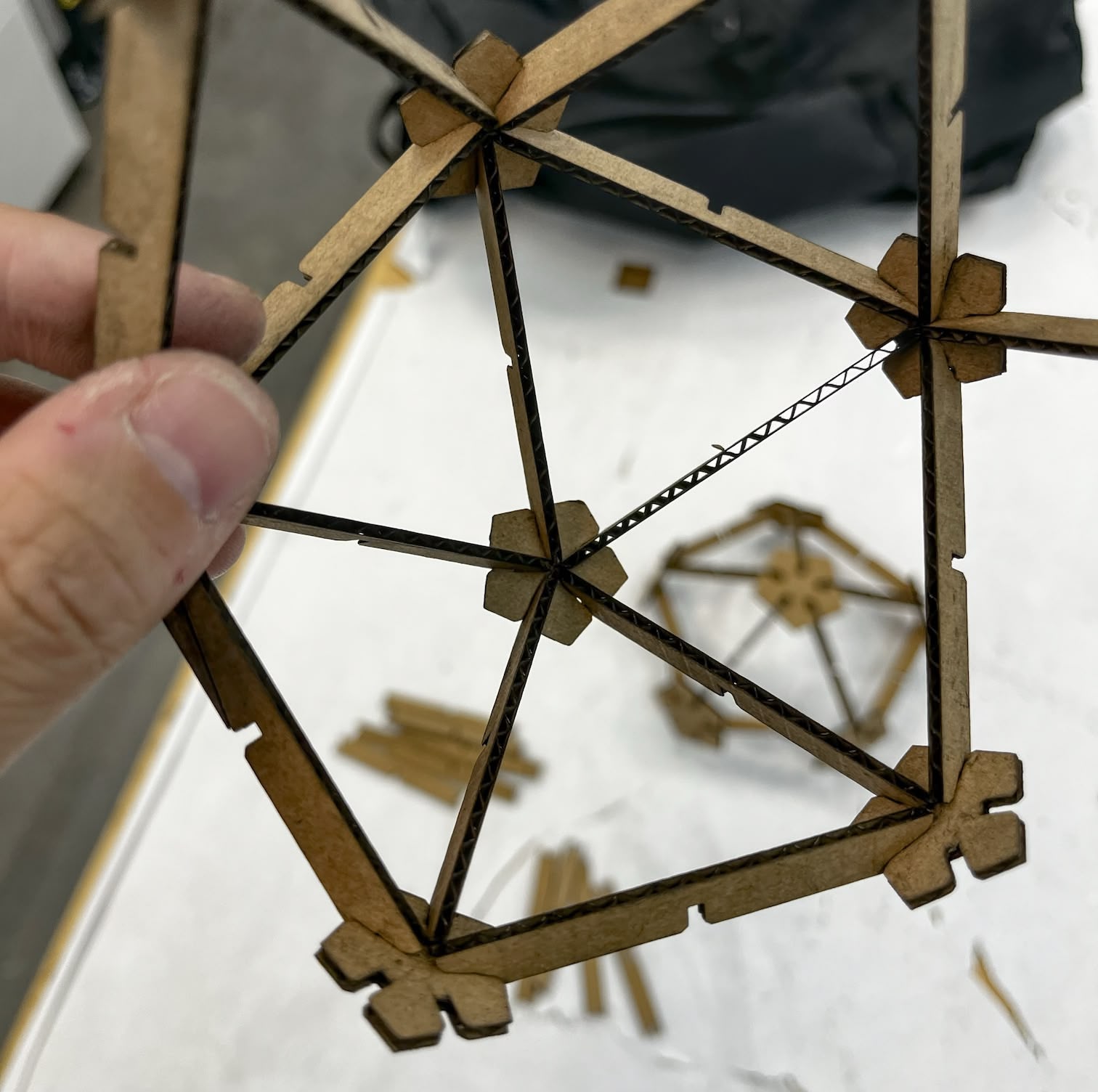 5 beams fit tightly at the inner side of the joint