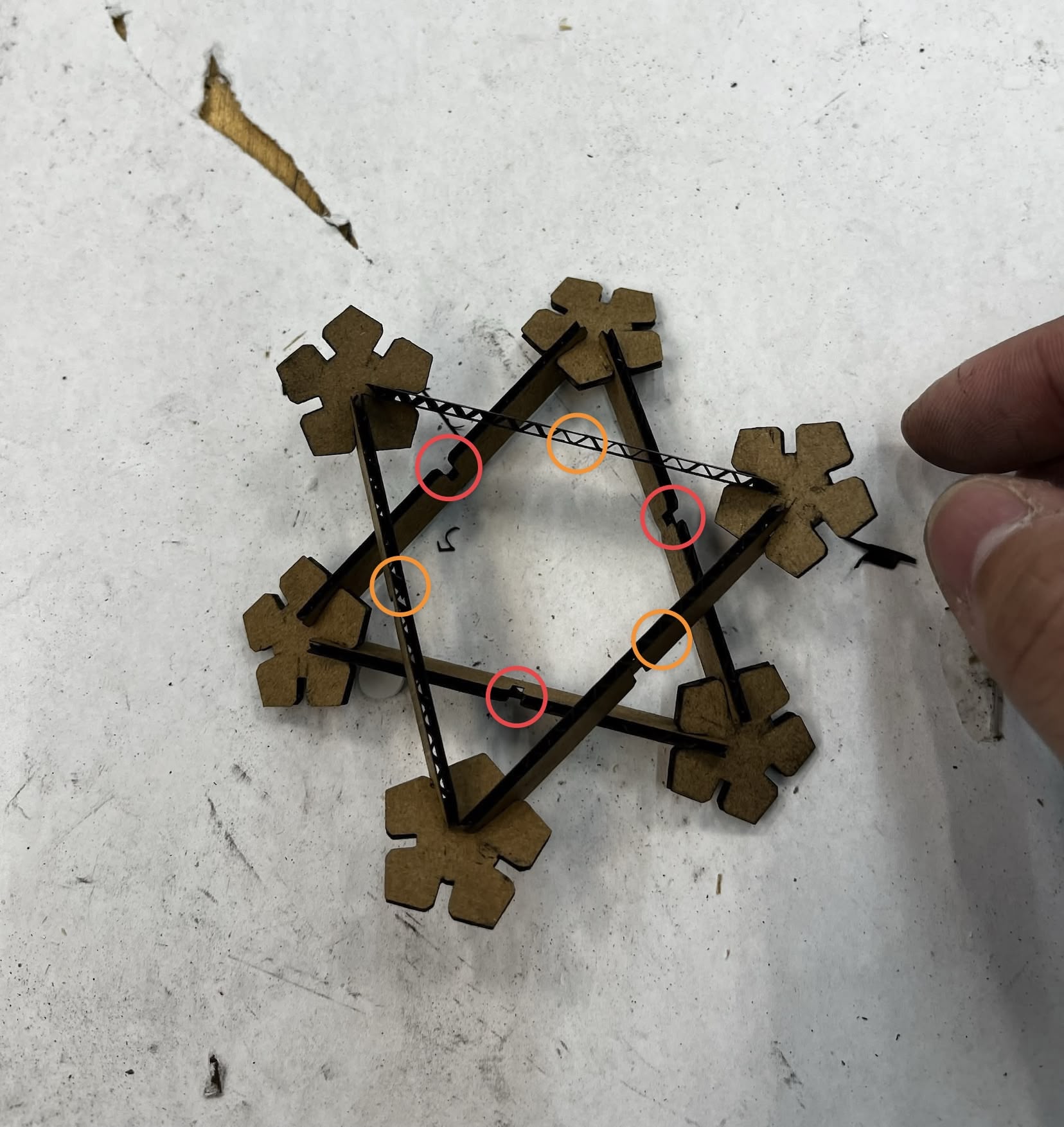 Obviously, the middle joint doesn't allow you to stack the faces at a 60° offset