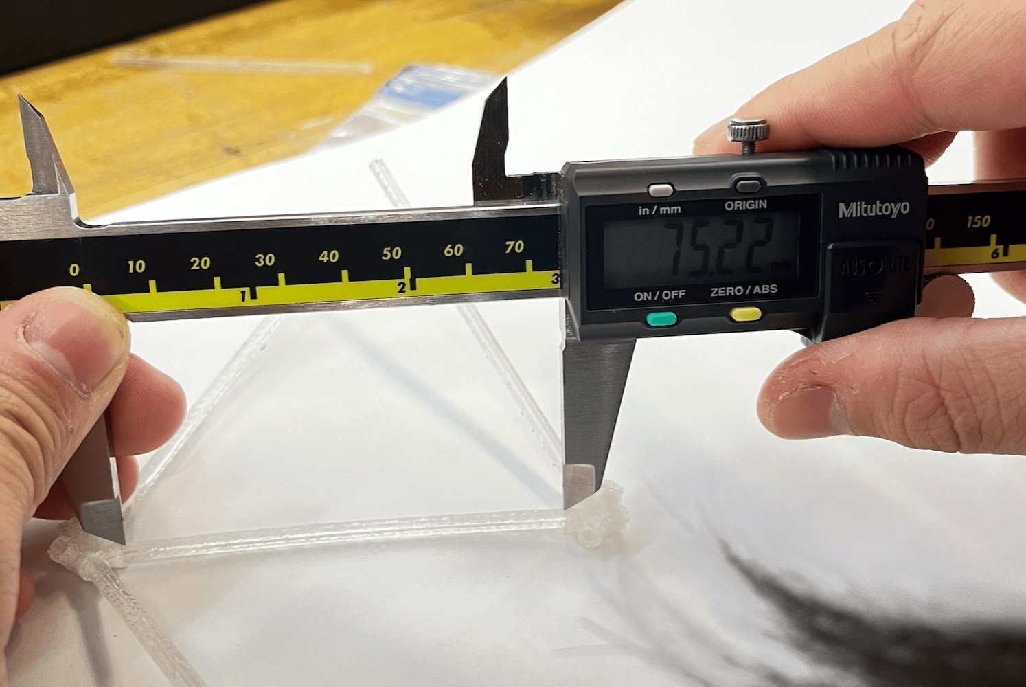 The actual distance between the assembled connectors on both sides of the rod